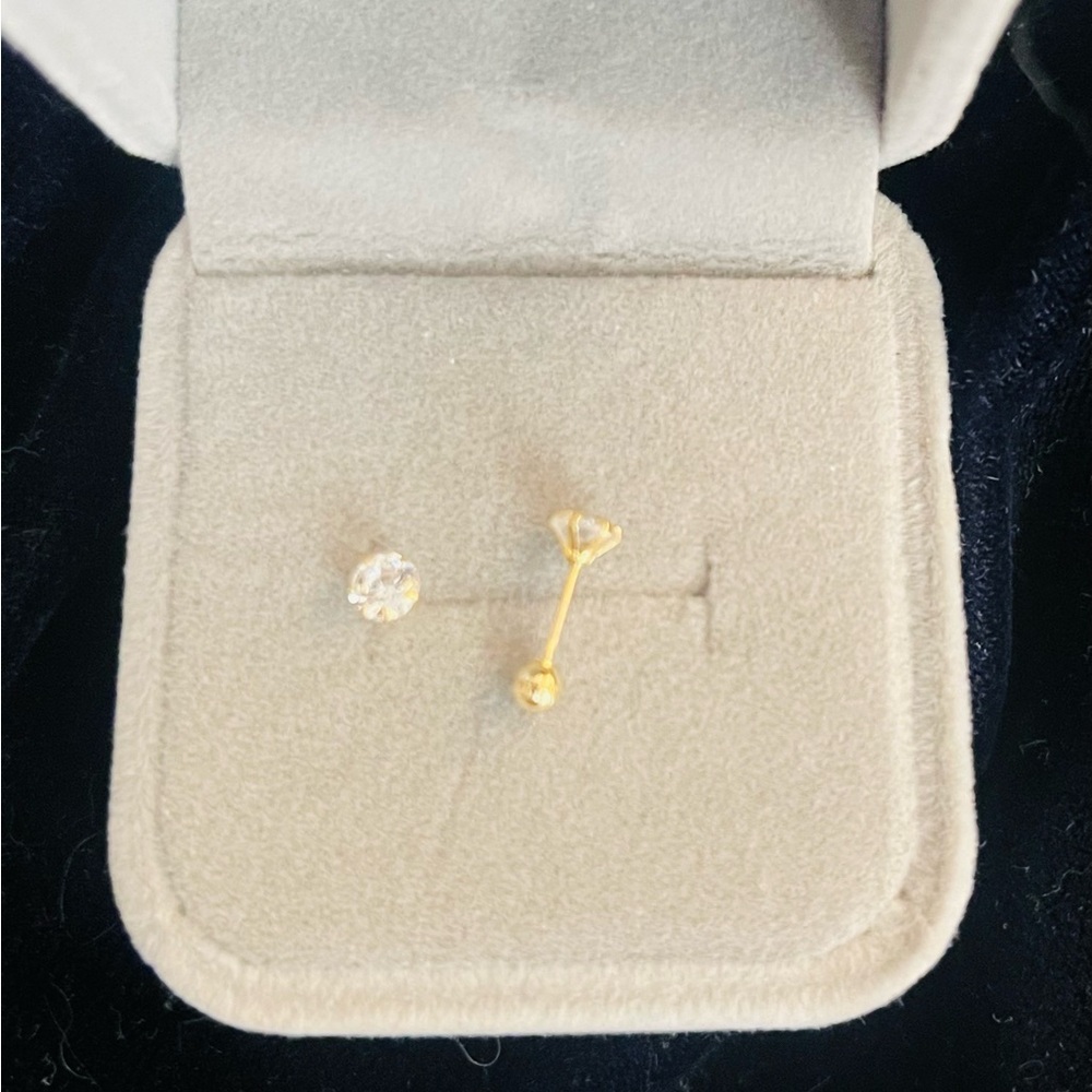 10k Gold Stud Earrings with Cubic Zirconia stone.